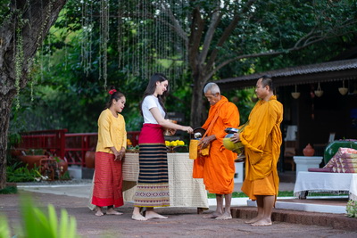 ตักบาตรตอนเช้า 