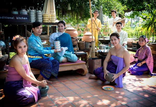 บริการเช่าชุดไทย เก๋ๆ ย้อนยุคสู่สุโขทัย
