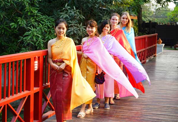 บริการเช่าชุดไทย เก๋ๆ ย้อนยุคสู่สุโขทัย